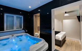 Downtown Marcius Luxury Apartment With Jacuzzi & Sauna